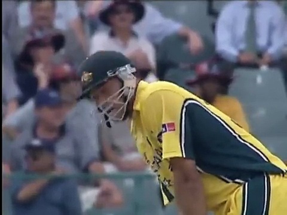 Waqar Younis vs Andrew Symonds, BEAMERS, exciting cricket fight