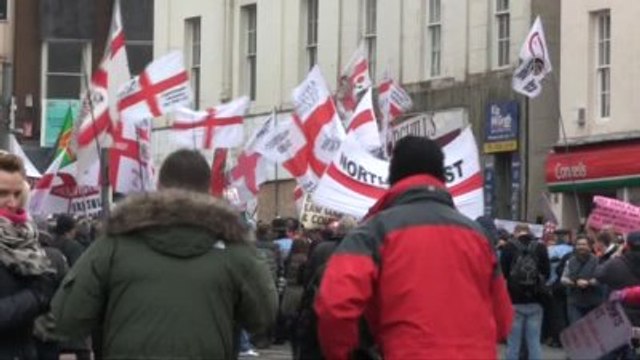 İngiltere'de Müslüman Karşıtı Aşırı Sağcı Grup Yürüyüş Düzenledi