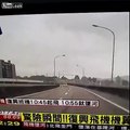 آج تائیوان میں مسافر طیارہ دریا میں جا گرا دیکھیے اس ویڈیو میں