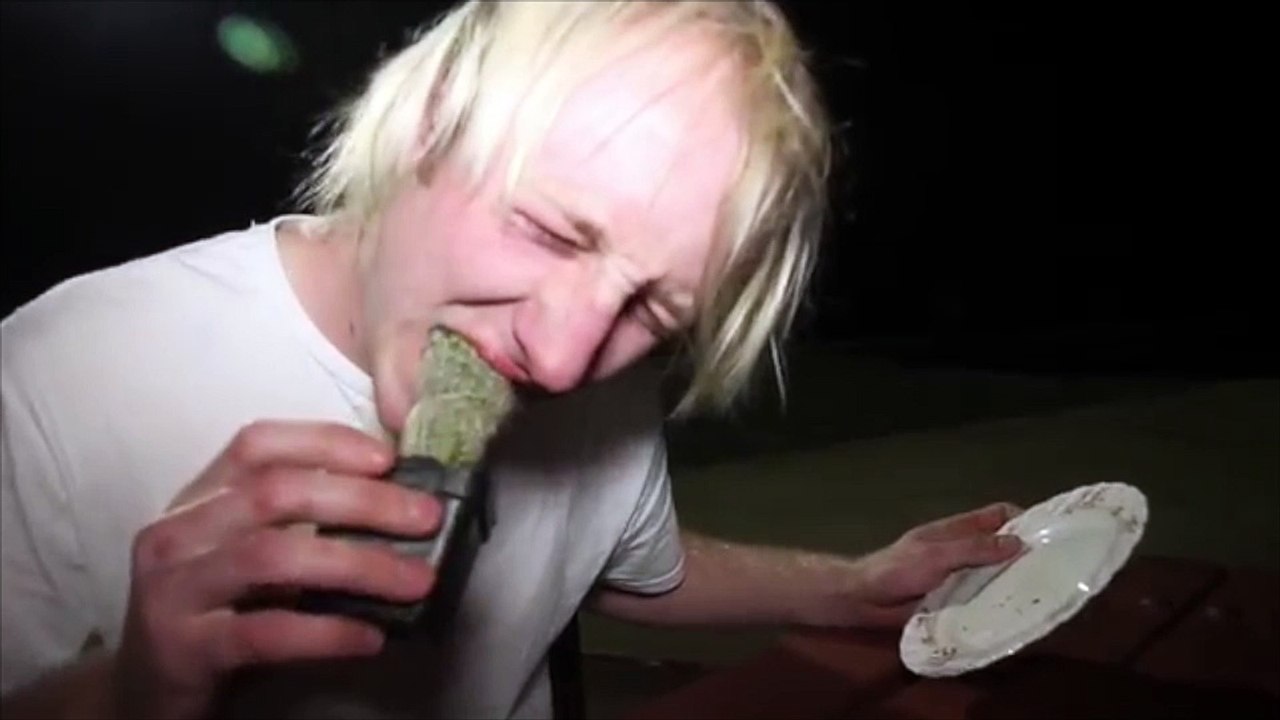 Kerl isst einen Kaktus