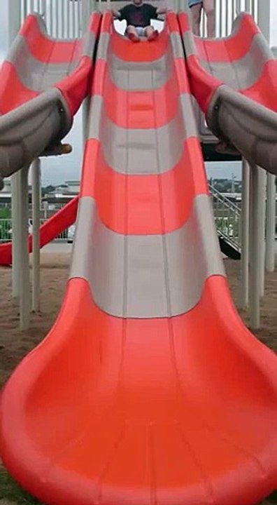 Un petit garçon a une drôle de technique pour faire du toboggan