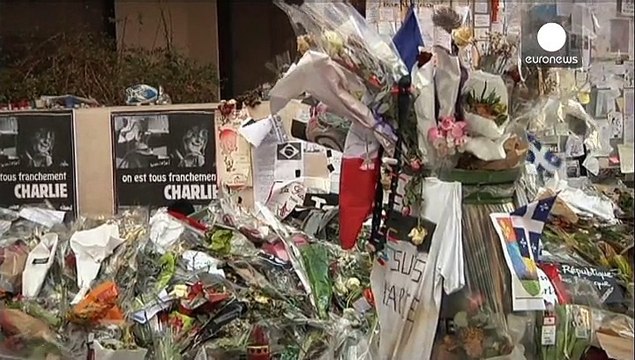تجلیل فرانسویها و جهانگردان از قربانیان شارلی ابدو ، یک ماه پس از حمله به آن