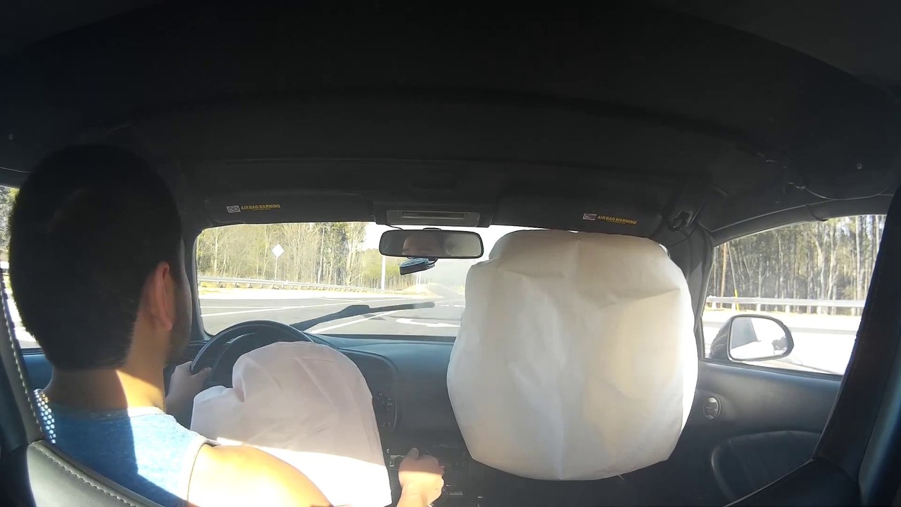 Se faire couper la route après un feu grillé : accident de voiture violent!