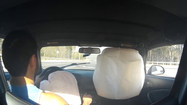 Se faire couper la route après un feu grillé : accident de voiture violent!