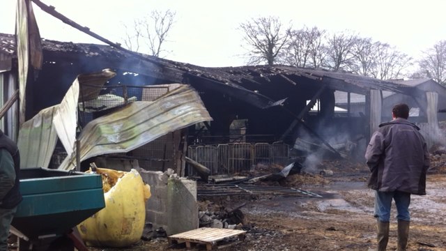 Un hangar agricole détruit par le feu