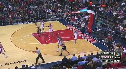 Mason Plumlee derruba bandeja de cerveja durante partida da NBA