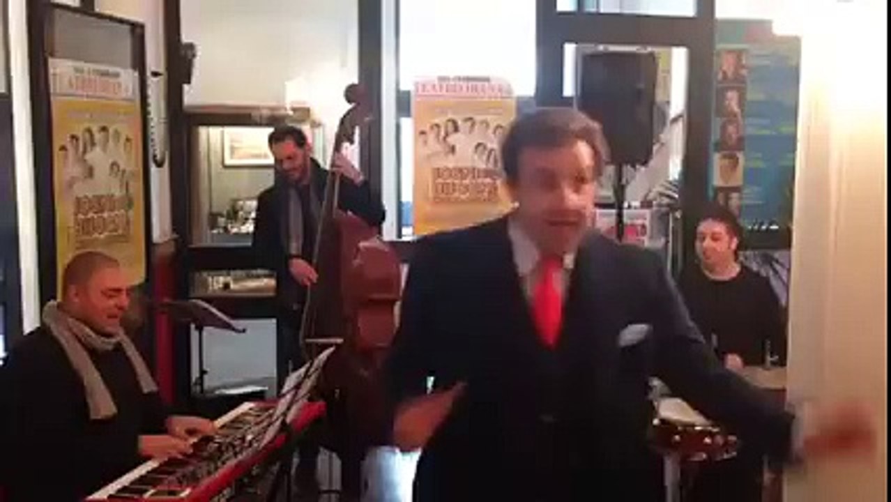 Flavio Insinna si prepara a incontrare i lettori del suo libro a Napoli