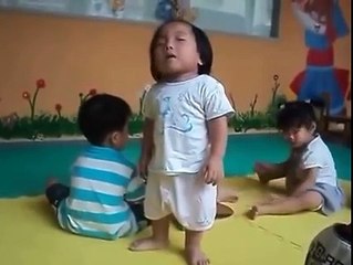 Ayakta uyuyan çocuk