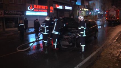 Kırmızı Işıkta Bekleyen Otomobil Yandı