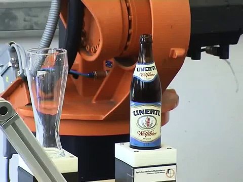 Un bras robotique verse une bière parfaitement