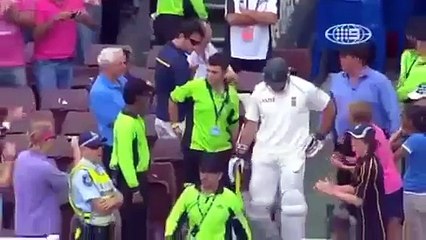 Graeme Smith tries to save match with a broken hand -