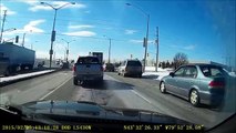 Un automobiliste double un camion trop tard sur une voie de rabattement