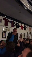 Le frère de Harry Kane devient le héros d'un pub de Londres après le doublé de son frère