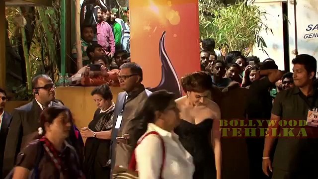 Oops Taapsee Pannu Exposing Hot Cleavage at 60th Britannia Filmfare Awards 2015