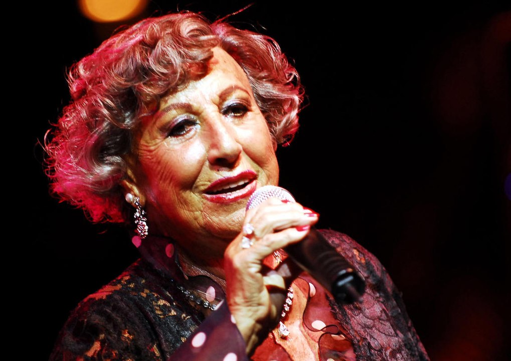 Bir Çınar Daha Devrildi - Müzeyyen Senar Vefat Etti