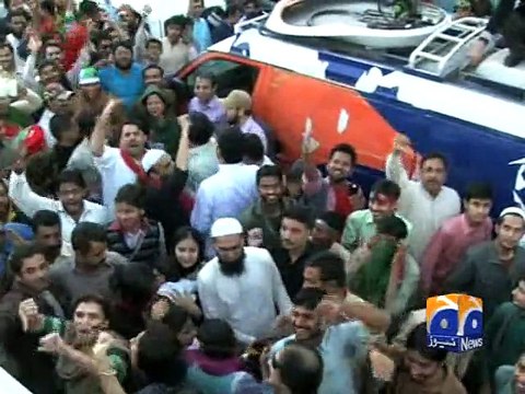 PTI workers attack Geo News van, Reporters,Abuse Anchorperson-Geo Reports-12 Dec 2014