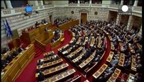 Tsipras in Parlamento promette di rinegoziare con Europa