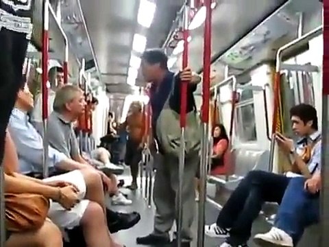 Touriste chinois pas content VS Allemand de 2m... Bagarre dans le métro!