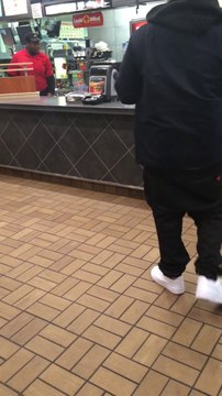 Un employé de McDonalds se fait virer et devient fou!