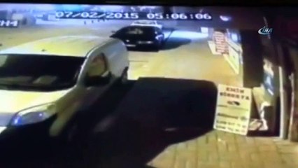 Kafasına poşet geçiren hırsız kamerada !