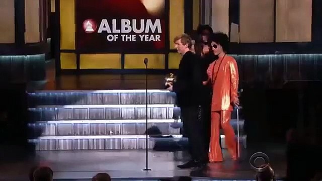 Kanye West s'incruste sur scène aux Grammy Awards