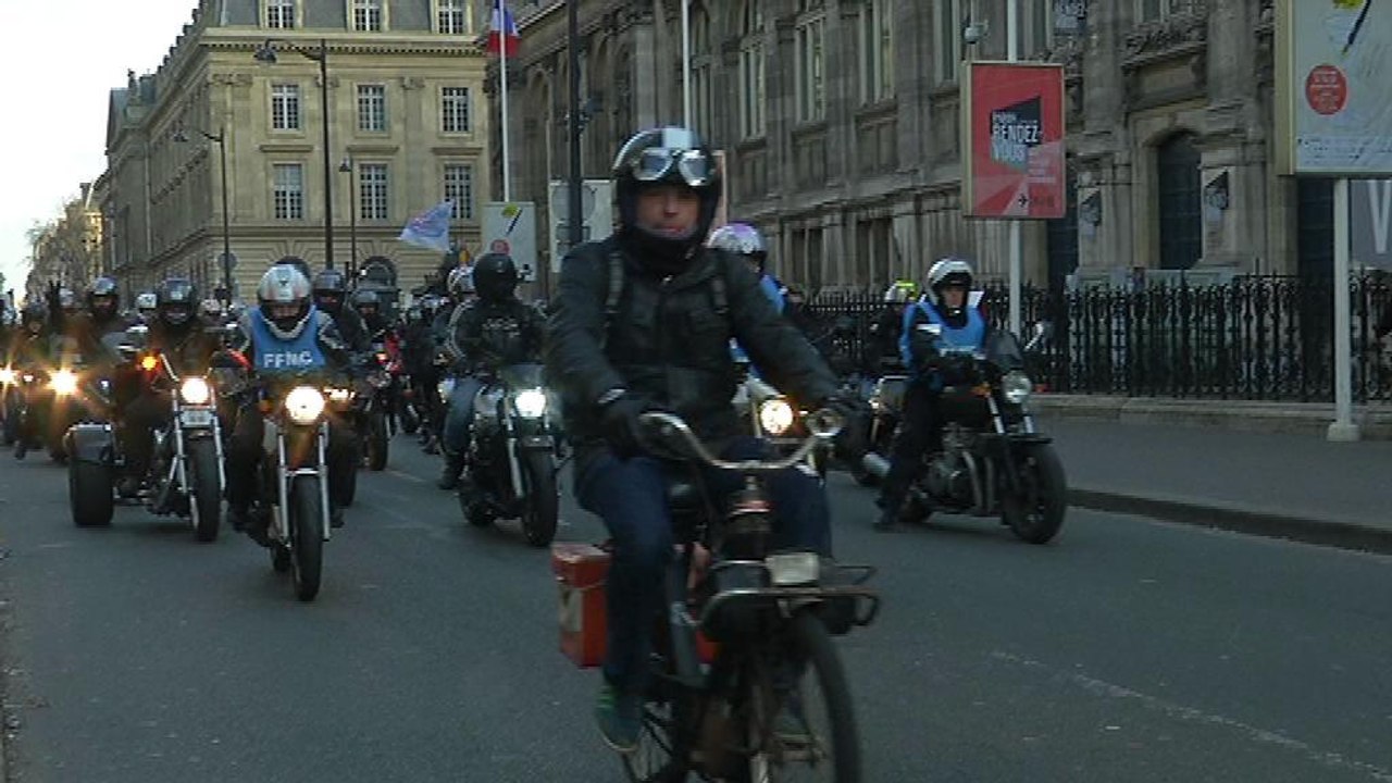 Paris: plus de 3.000 motards manifestent contre le plan antipollution