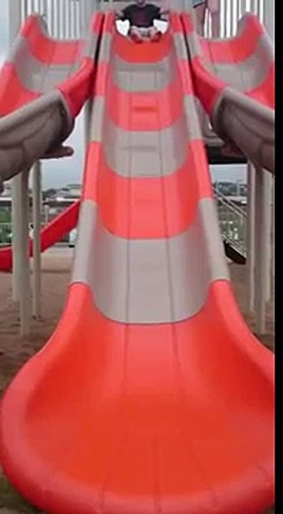 Un enfant fait une drôle de descente en toboggan