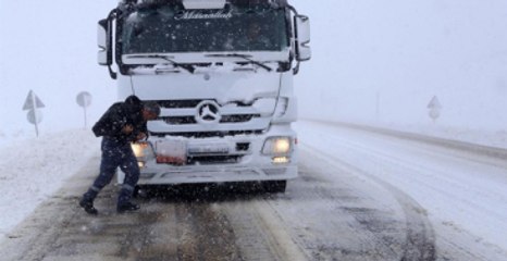 Muş-Diyarbakır Karayolunda 30 Kişi Mahsur Kaldı
