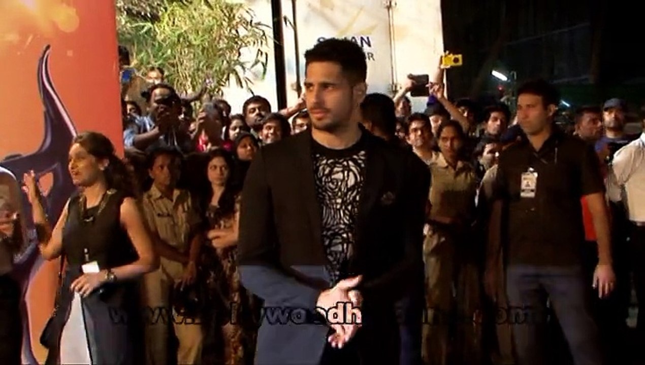 Hot & Sexy Bollywood Actress Like Sunny Leone & Many More At Red Carpet