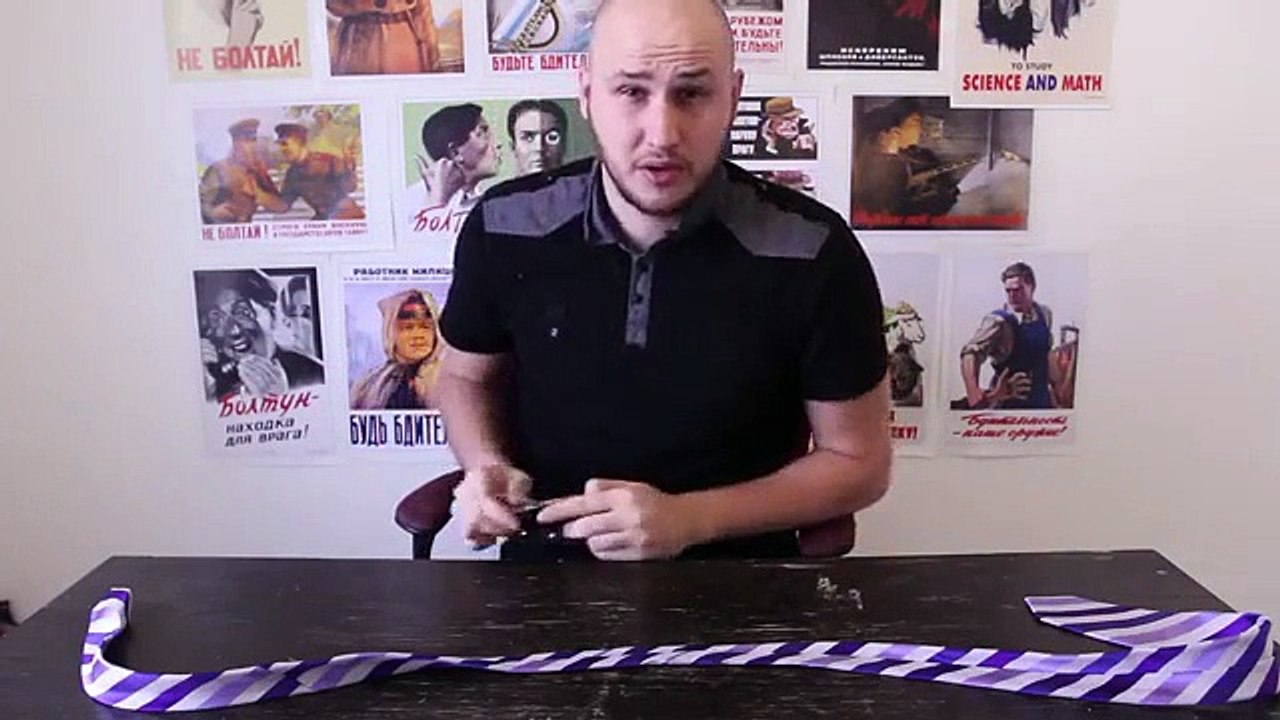 Il va vous apprendre comment faire un nœud de cravate superbe à tout les coups !