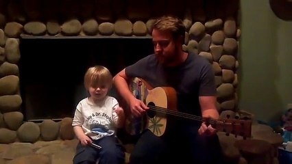 Papa et son fiston reprenne les Beattles.