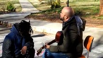 Un sdf et un musicien de rue improvisent ensemble une superbe chanson dans la rue