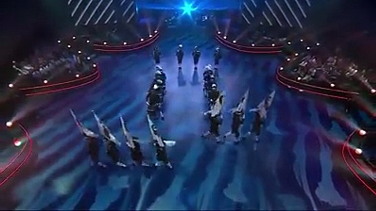 Des militaires synchronisés magnifiquement pour une démonstration de percussions !