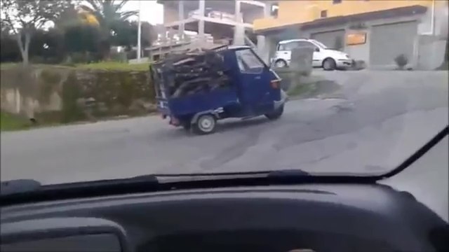 Piaggio Ape dans une pente