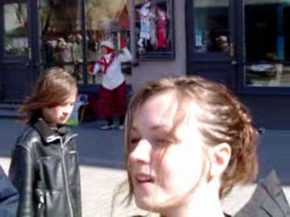 Grand-mère qui danse dans la rue