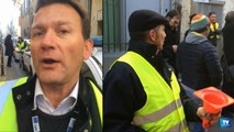 Les auto-écoles bloquent le centre ville de Carcassonne pour protester contre la loi Macron :