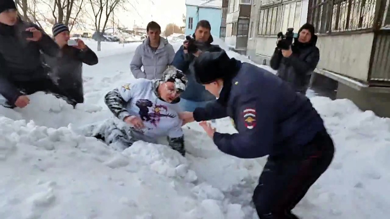 Un cascadeur russe saute en feu du toit d'un immeuble