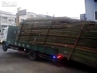 کیا آپ نے کبھی اتنا سامان 20سیکنڈ میں انلوڈ ہوتے دیکھا ہے؟؟؟؟؟؟؟