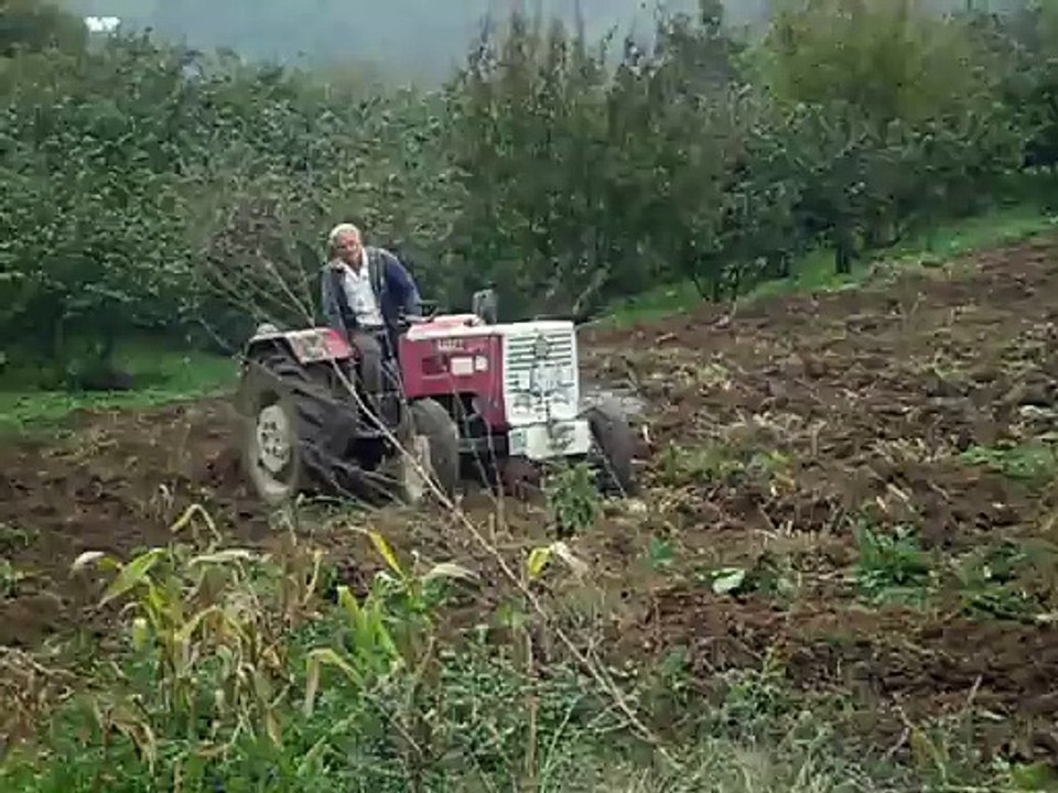 SAKARYA GEYVE HOCALAR MAH KÖYLÜ TRAKTÖR İLE ÇİFT SÜRÜRÜYOR
