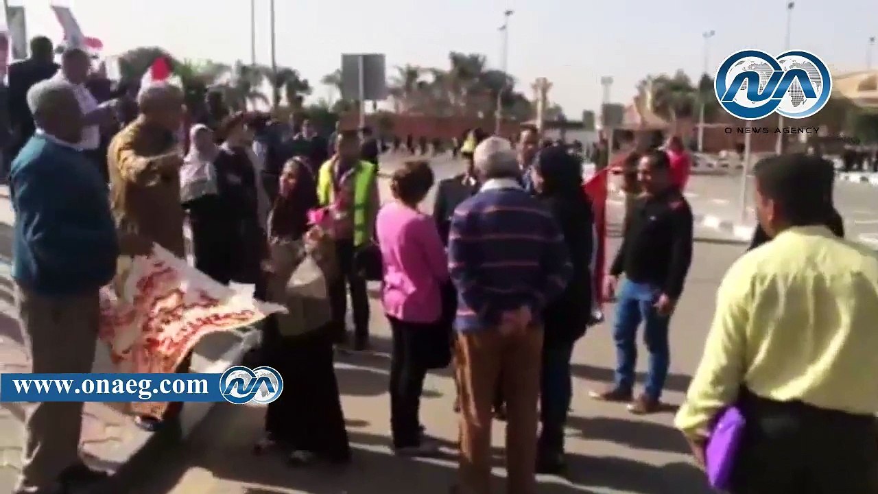 بالفيديو.. استقبال شعبي بأعلام مصر بمطار القاهرة للرئيس الروسي بوتين