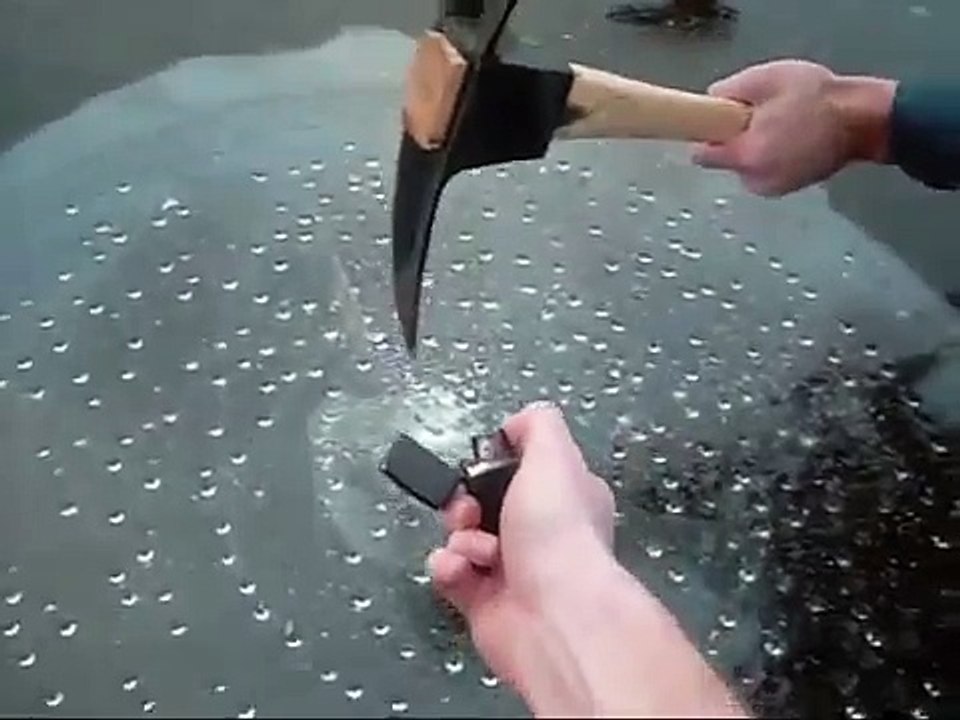 Brûler des bulles de méthane sur un lac gelé