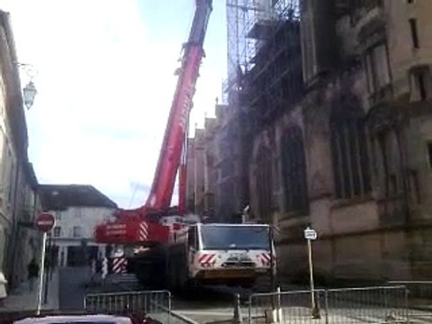 Grue 250 tonnes , flèche 80 M