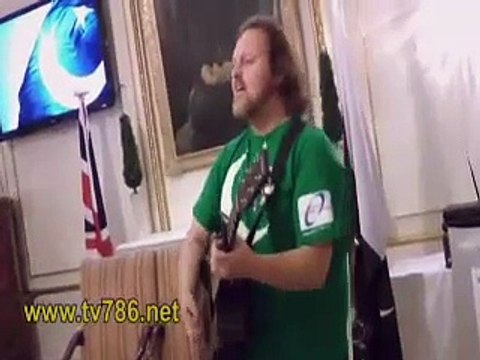 An American Sings Dil Dil Pakistan.....