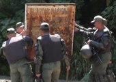 Seis efectivos de la GNB intentan derribar un letrero oxidado