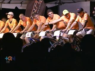 600 pares de piernas se encargaron de iluminar un enorme árbol de navidad