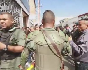 GNB agrede a personas que capturan imágenes de las colas