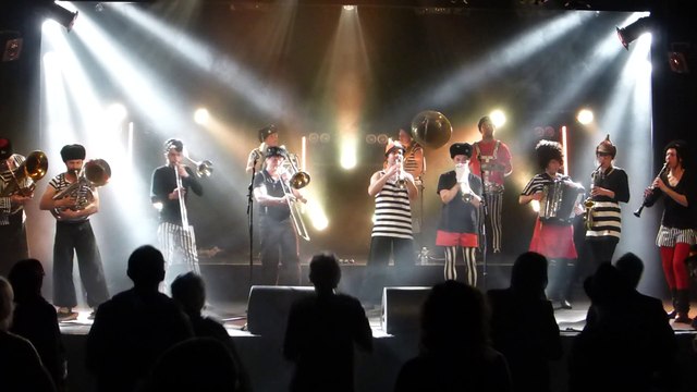 soirée Fanfares ni fioritures - fanfare La Berezina au portail coucou (2) (live)