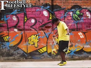 ★CRAZY STREETSOCCER TRICKS! !★LEARN FOOTBALL PANNA DRIBBLE TUTORIAL BEST YOUTUBE CLIP