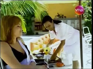 POR AMOR-eduarda joga laura de cadeira de rodas na piscina