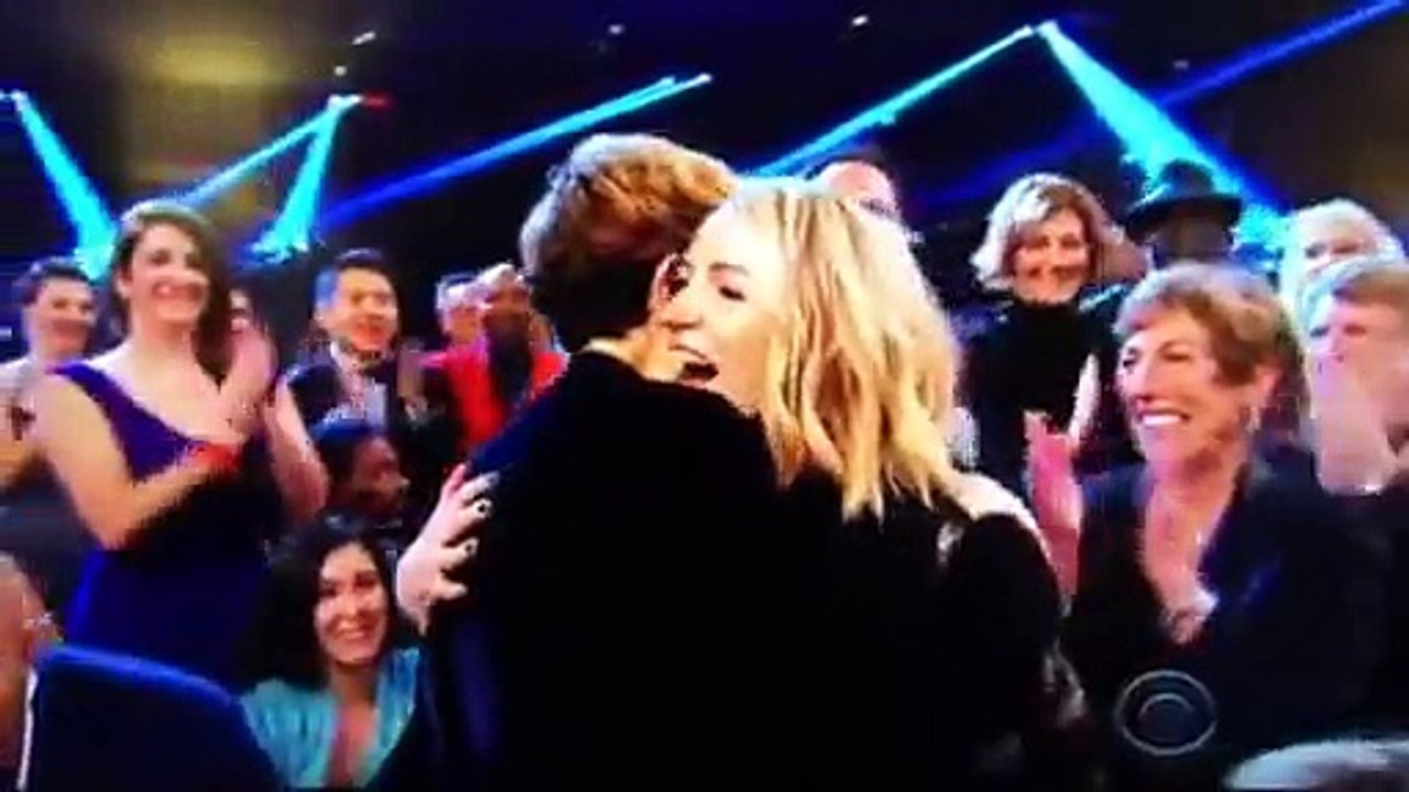 Kanye gets on stage to interrupt Beck at Grammys 2015 (Low)